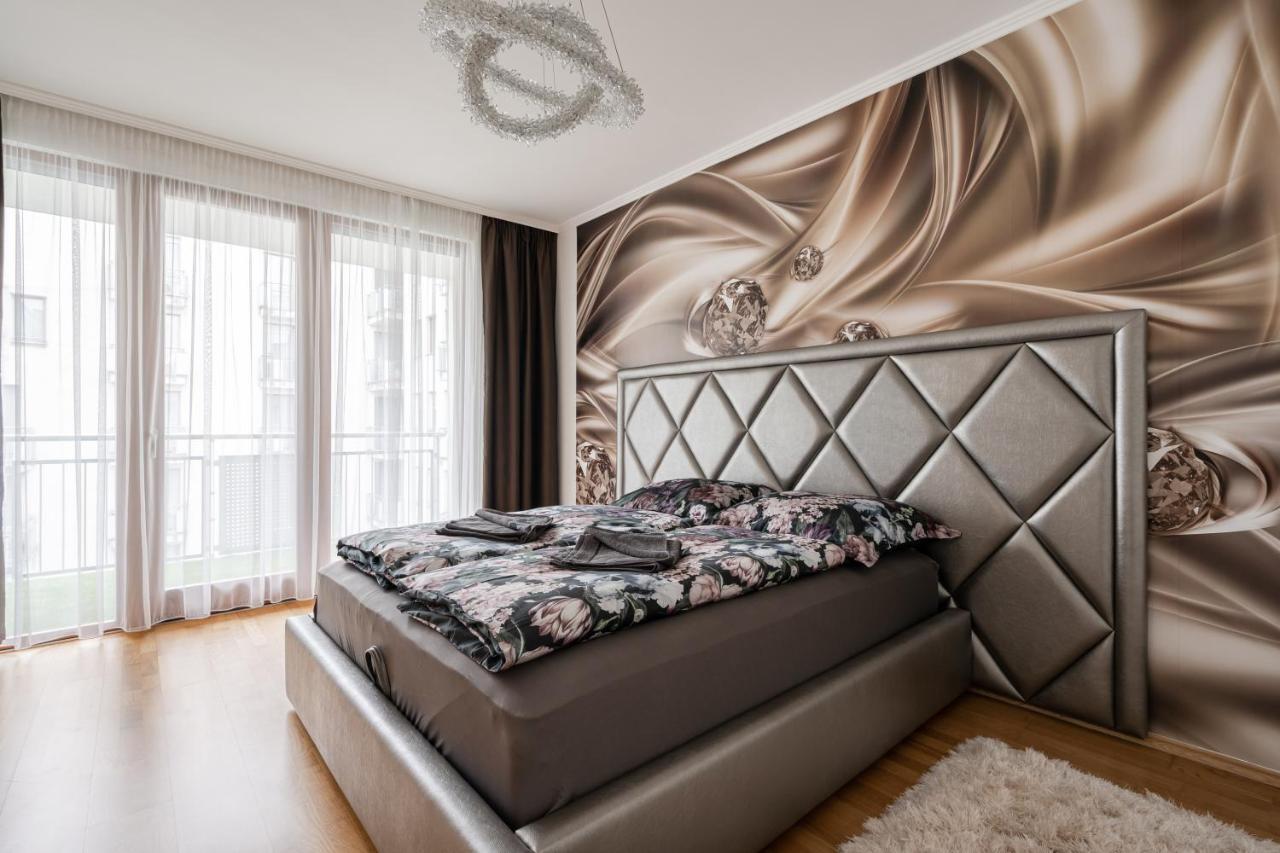 Penthouse Three Bedrooms, Three Balconies Apartment With Free Parking In Kiraly Street Budapest Eksteriør billede