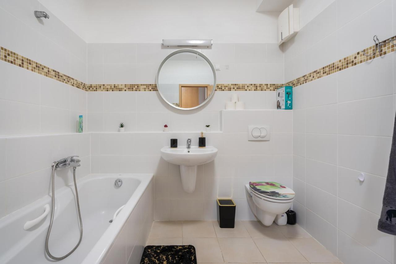 Penthouse Three Bedrooms, Three Balconies Apartment With Free Parking In Kiraly Street Budapest Eksteriør billede