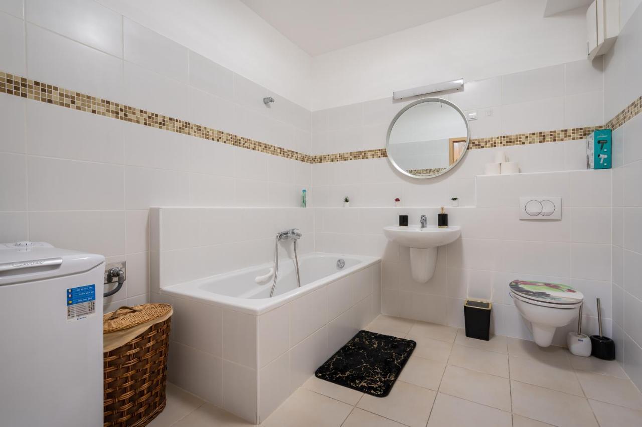 Penthouse Three Bedrooms, Three Balconies Apartment With Free Parking In Kiraly Street Budapest Eksteriør billede