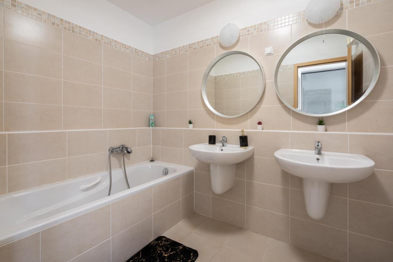 Penthouse Three Bedrooms, Three Balconies Apartment With Free Parking In Kiraly Street Budapest Eksteriør billede