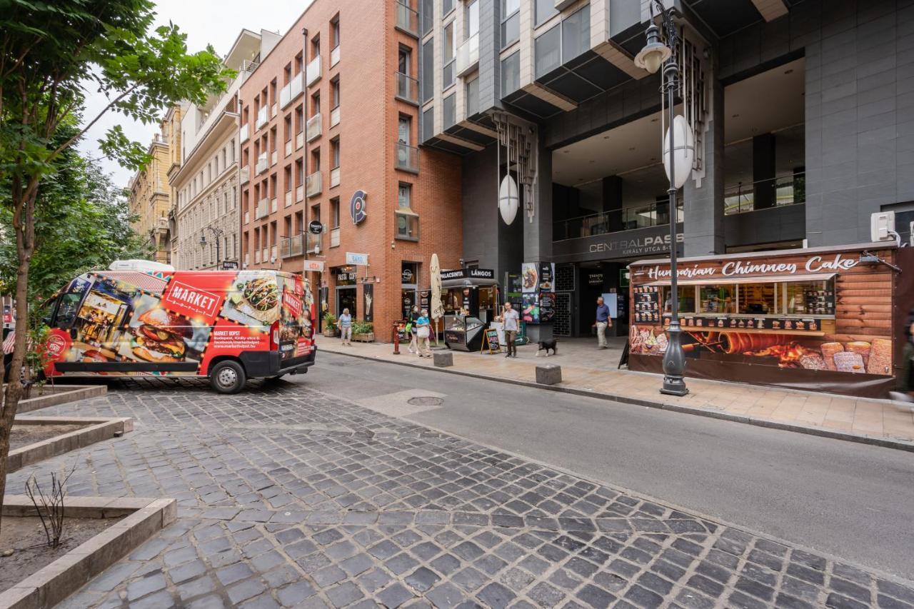 Penthouse Three Bedrooms, Three Balconies Apartment With Free Parking In Kiraly Street Budapest Eksteriør billede