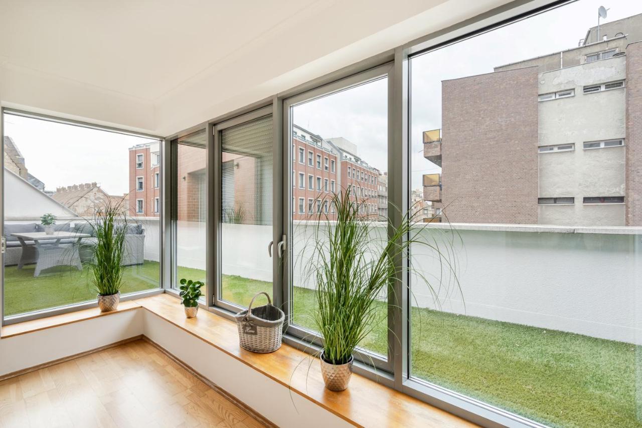 Penthouse Three Bedrooms, Three Balconies Apartment With Free Parking In Kiraly Street Budapest Eksteriør billede