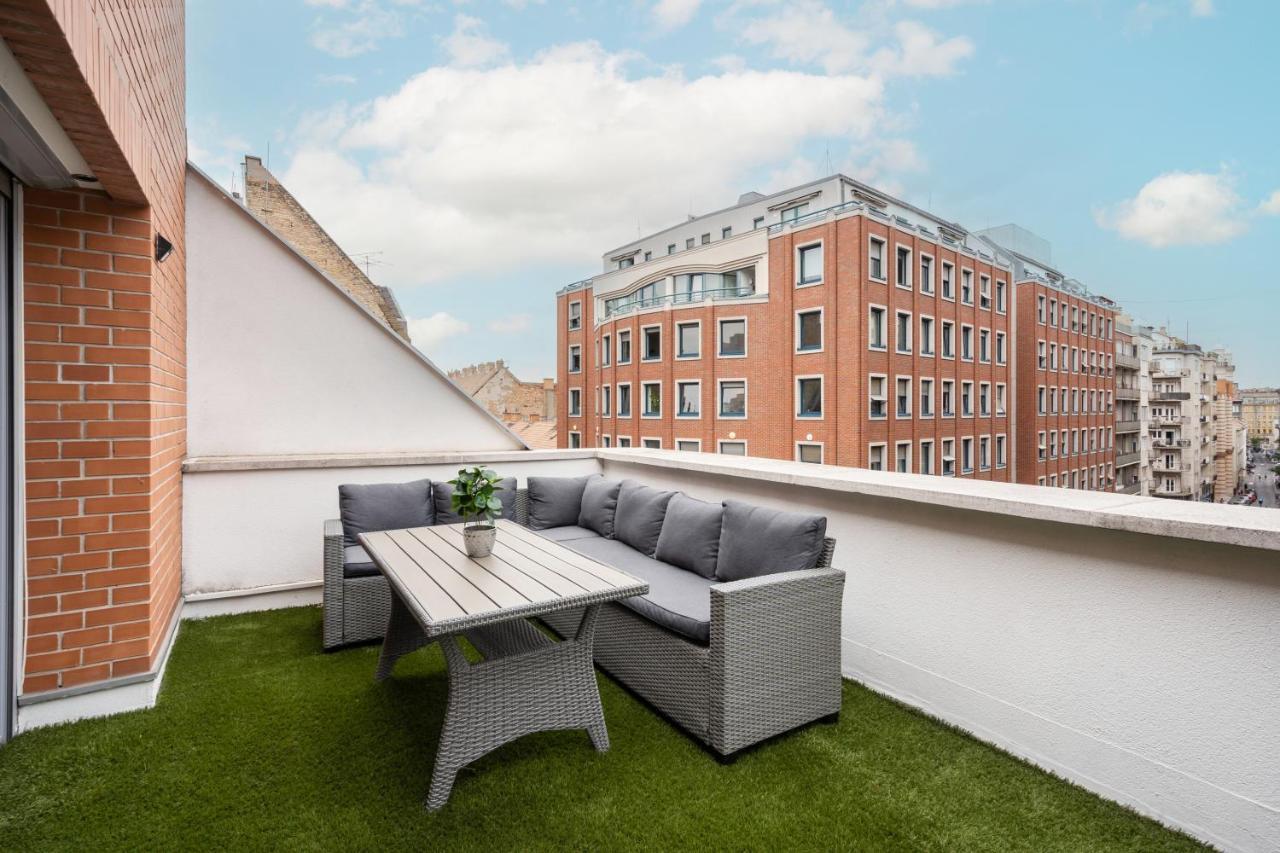 Penthouse Three Bedrooms, Three Balconies Apartment With Free Parking In Kiraly Street Budapest Eksteriør billede