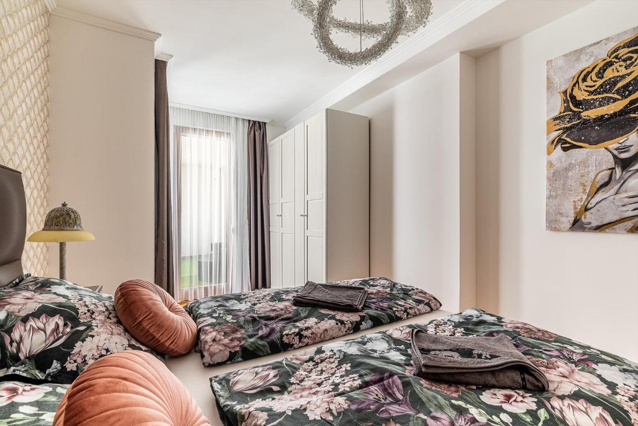 Penthouse Three Bedrooms, Three Balconies Apartment With Free Parking In Kiraly Street Budapest Eksteriør billede