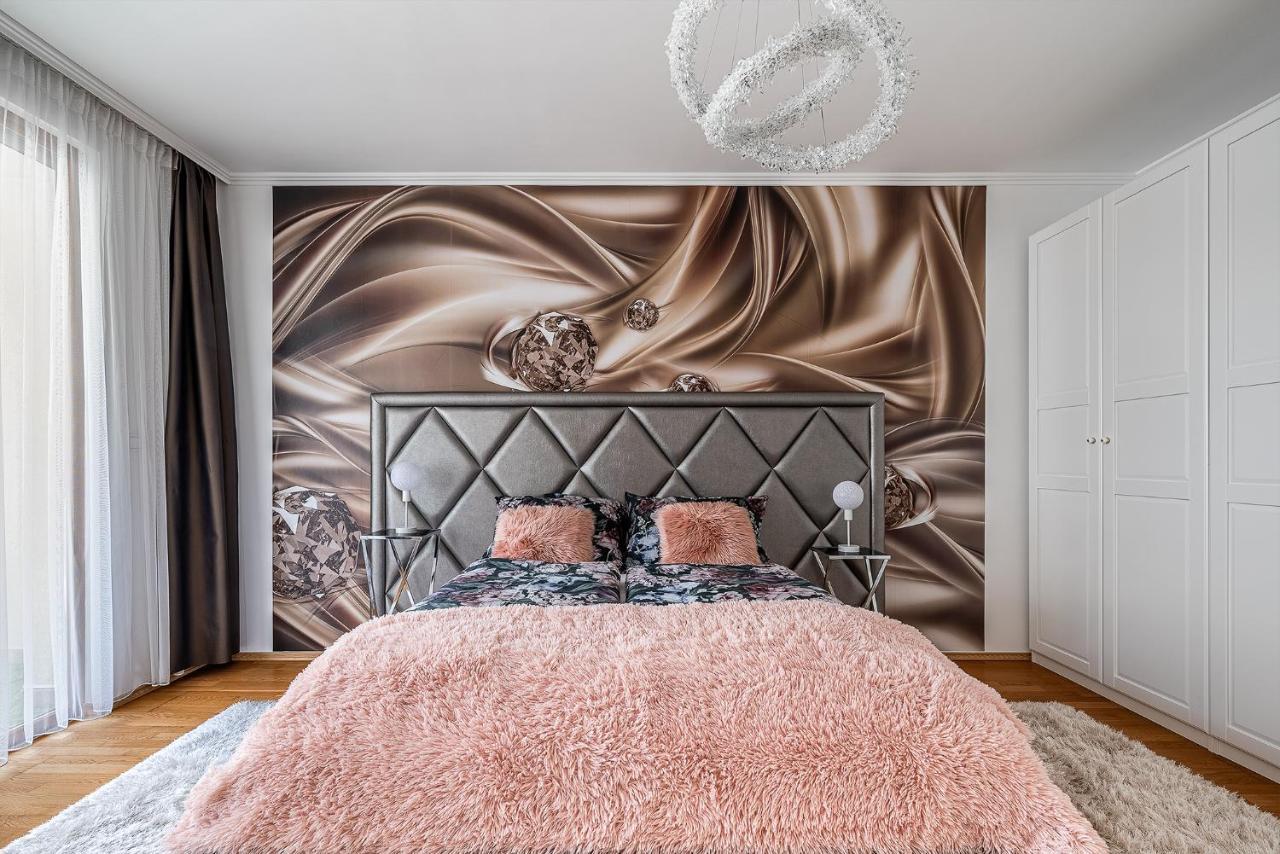 Penthouse Three Bedrooms, Three Balconies Apartment With Free Parking In Kiraly Street Budapest Eksteriør billede