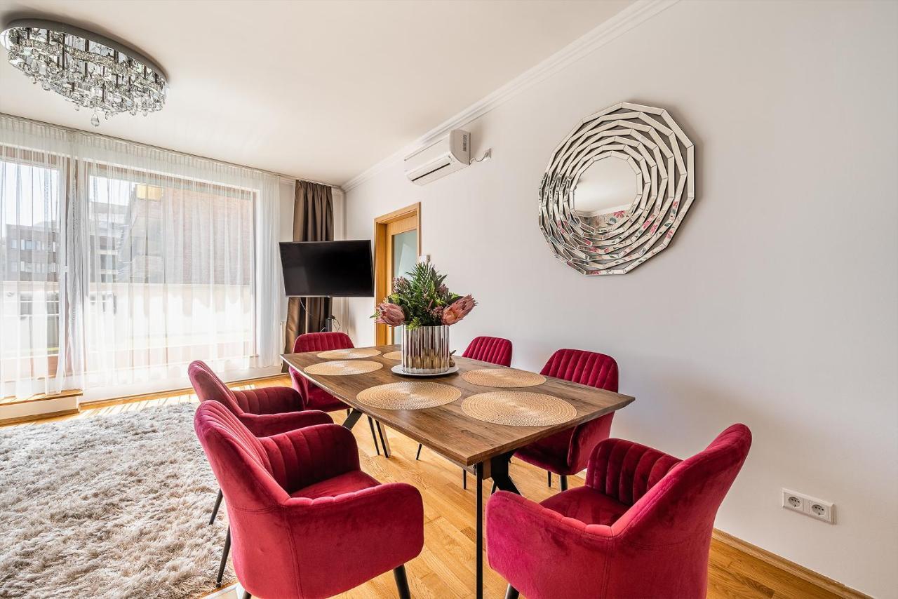 Penthouse Three Bedrooms, Three Balconies Apartment With Free Parking In Kiraly Street Budapest Eksteriør billede