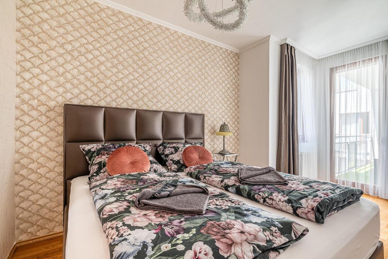 Penthouse Three Bedrooms, Three Balconies Apartment With Free Parking In Kiraly Street Budapest Eksteriør billede